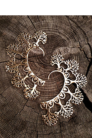 Öronsmycken med dekor i form av träd